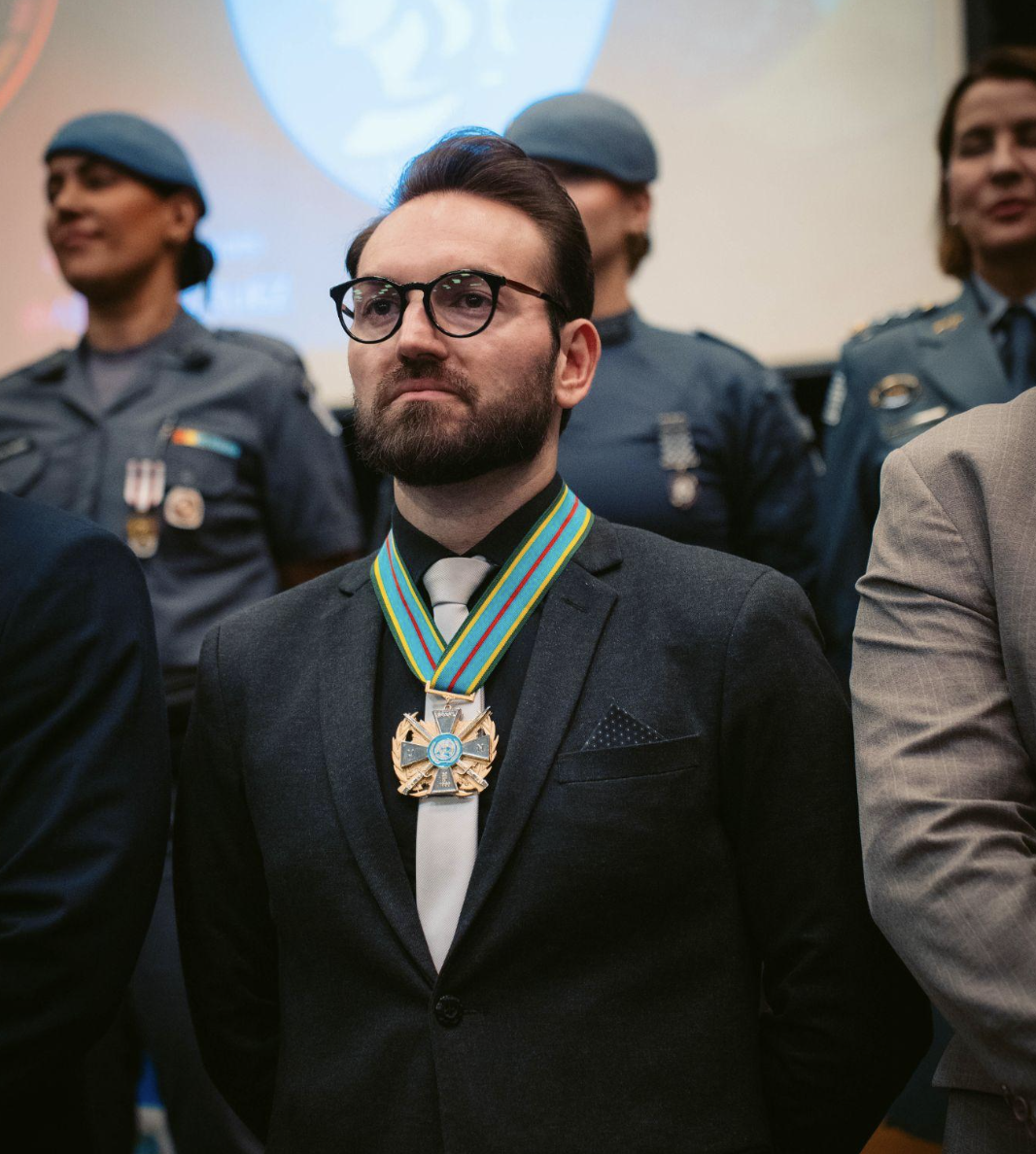 Lucas Caloni condecorado com o Colar Grau Oficial da Paz (ABFIP, 2025)